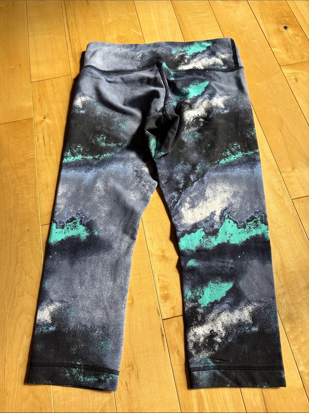 Lululemon capris - Picture 4 of 5